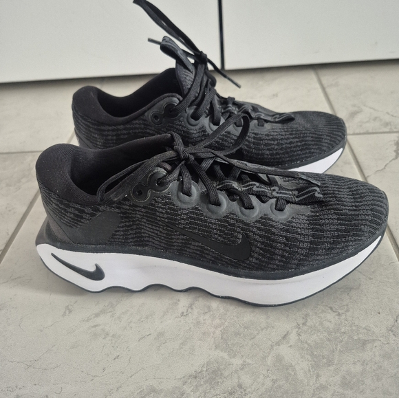 Nike Women's Motiva Shoes, Black, US 6.5 - Picture 3 of 8